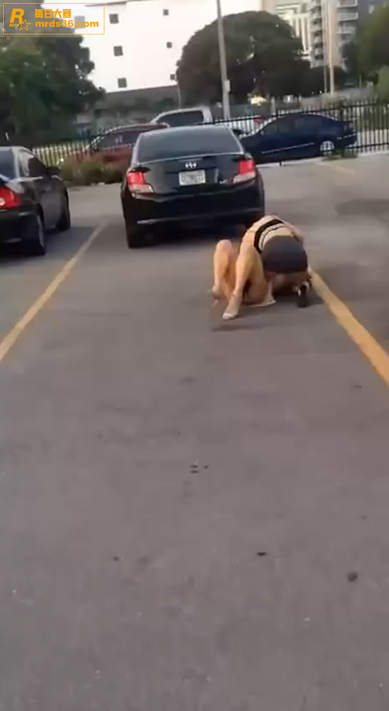 欧美两极品妹子街头打相关图片1