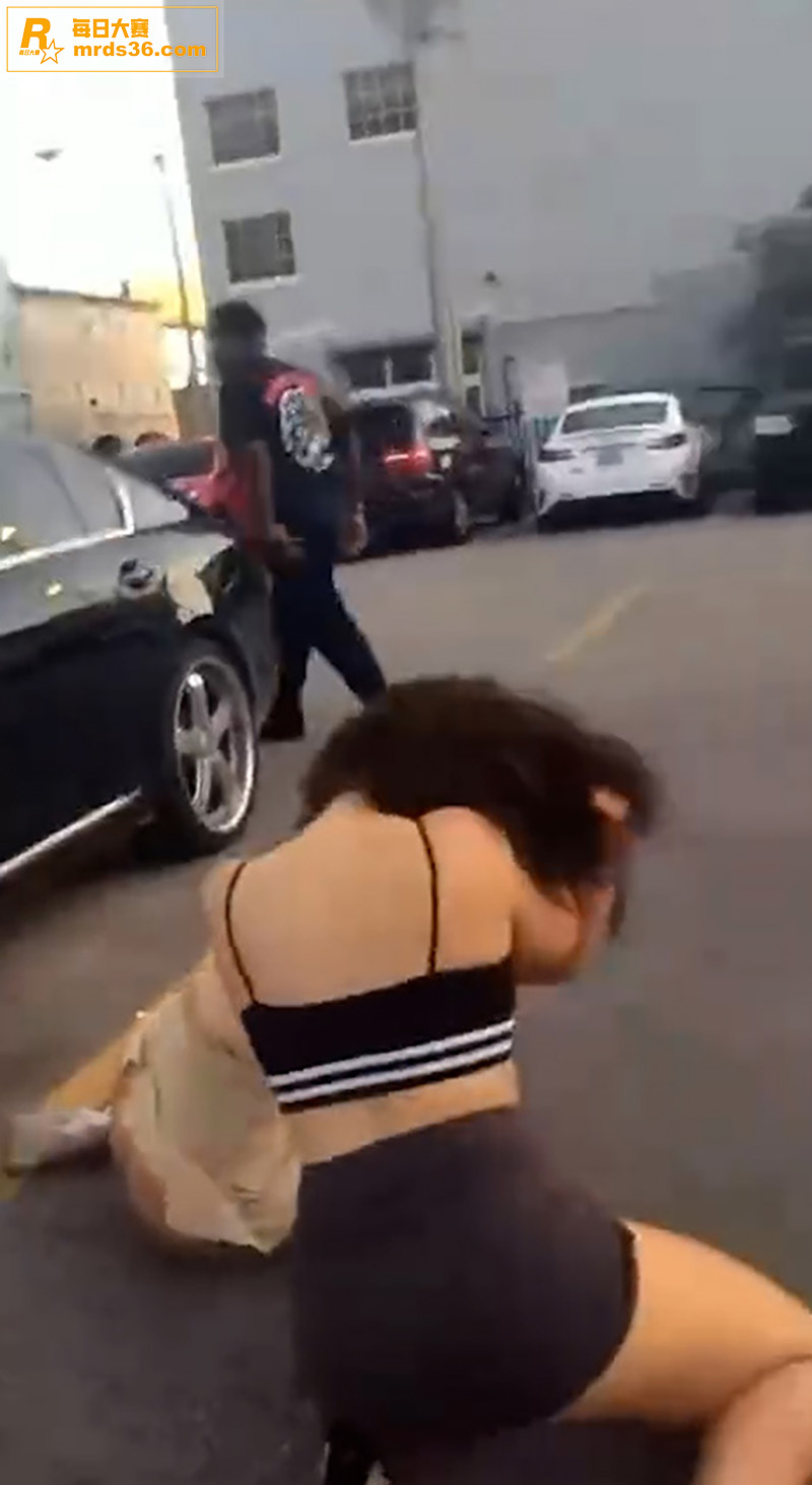 欧美两极品妹子街头打相关图片3