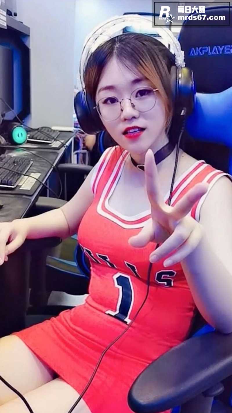 淫妻绿帽混剪PMV 相关图片1