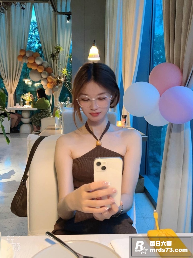 极品清纯眼镜妹 性爱相关图片1