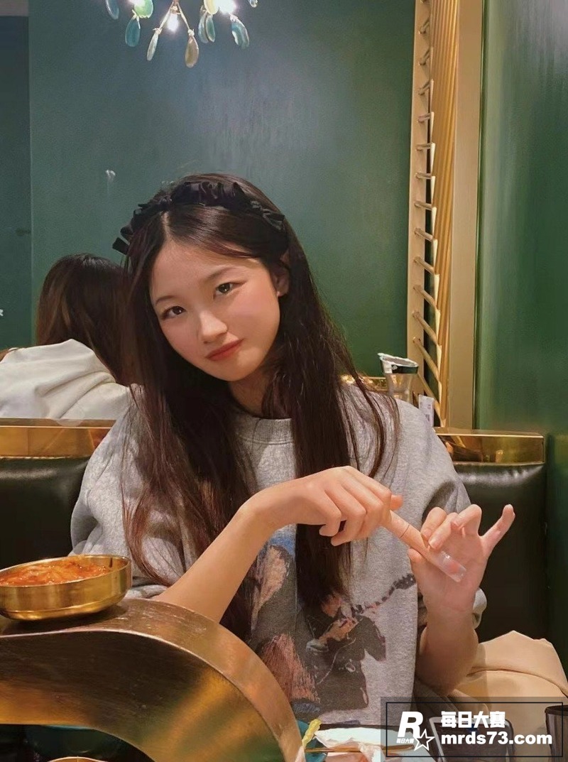 极品清纯眼镜妹 性爱相关图片2