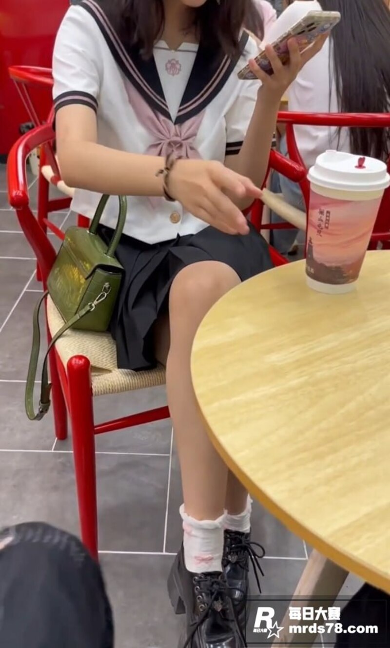 极品粉嫩JK学生妹 相关图片1 极品粉嫩JK学生妹 相关图片1