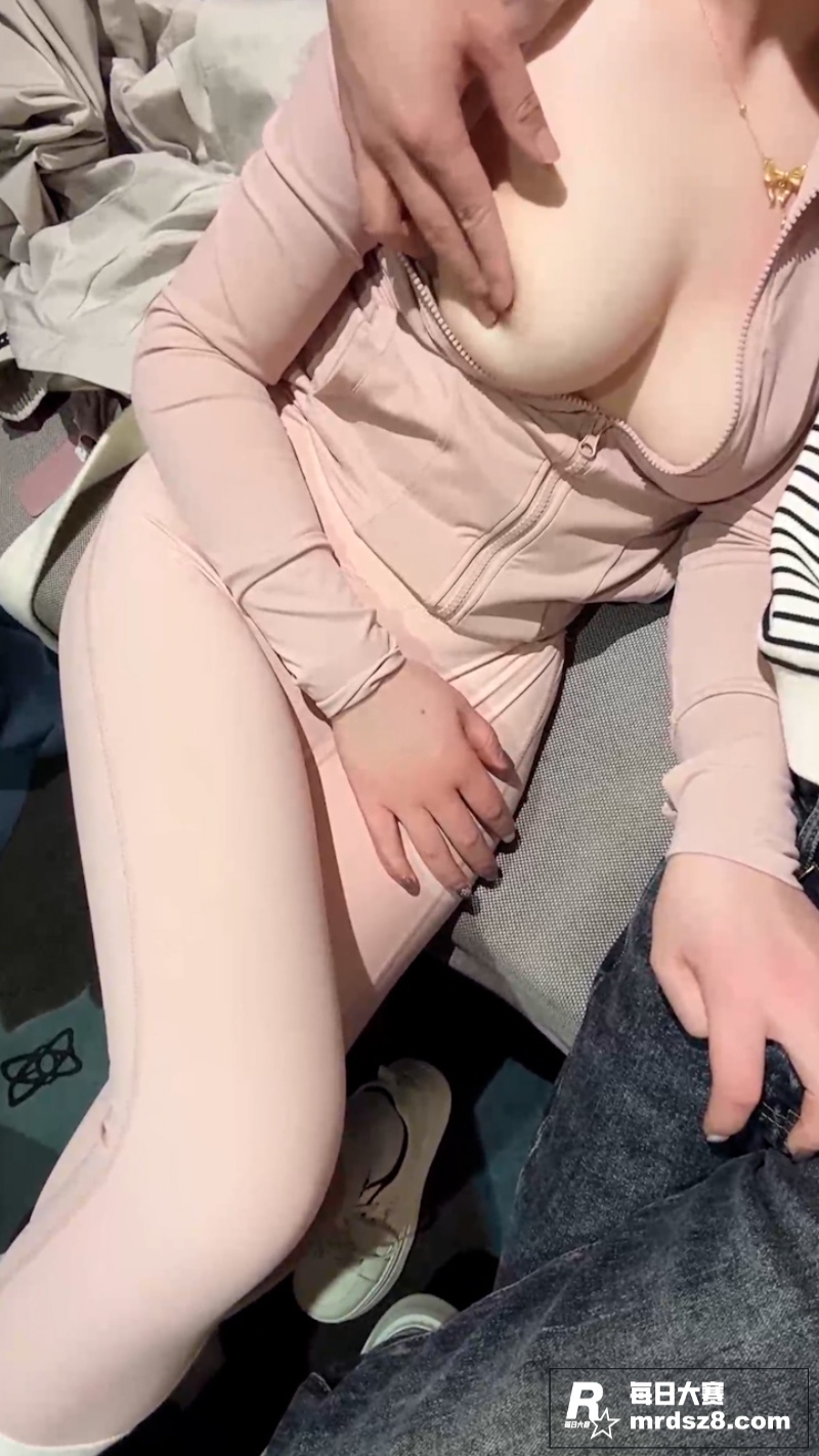 紧致的瑜伽裤白虎少女相关图片6