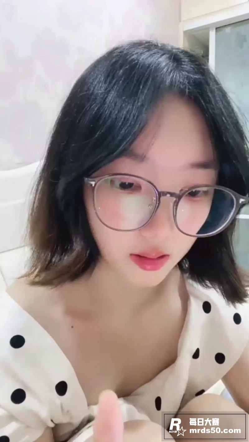 极品反差眼镜妹 安安相关图片1