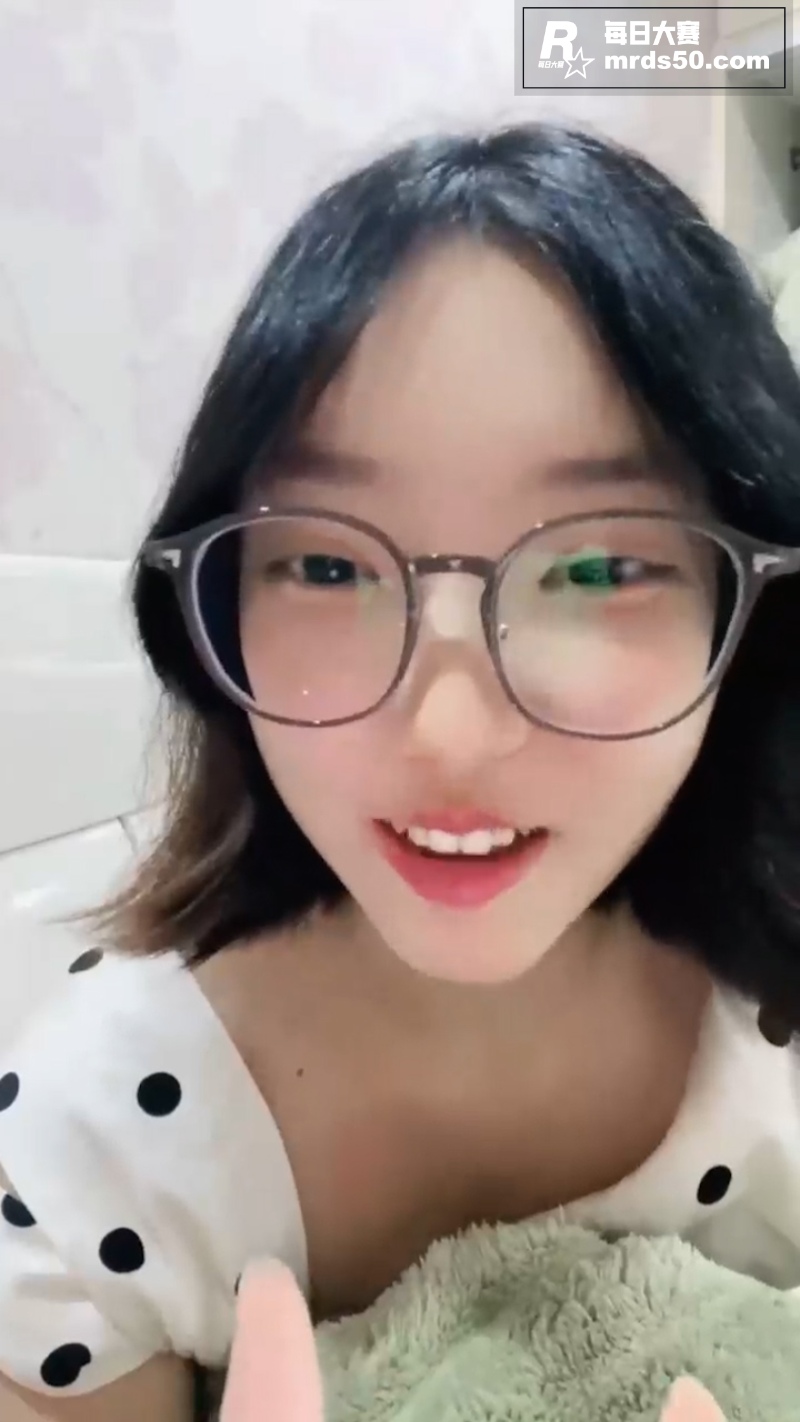 极品反差眼镜妹 安安相关图片2