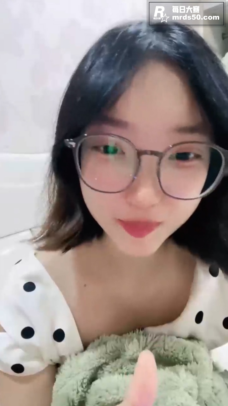 极品反差眼镜妹 安安相关图片3