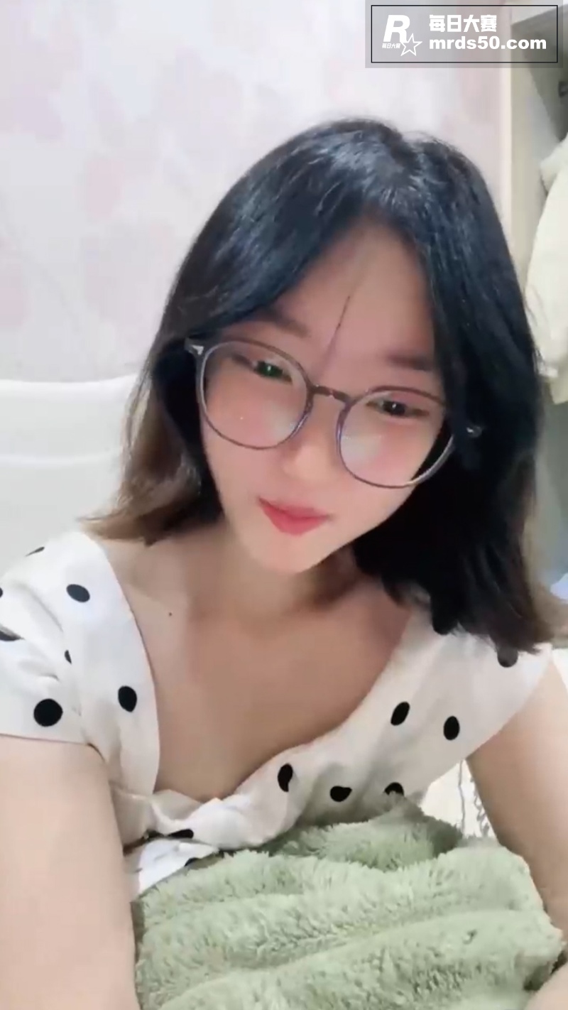 极品反差眼镜妹 安安相关图片4