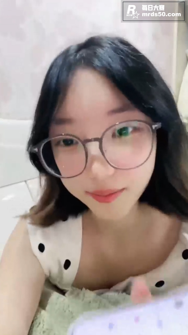 极品反差眼镜妹 安安相关图片5