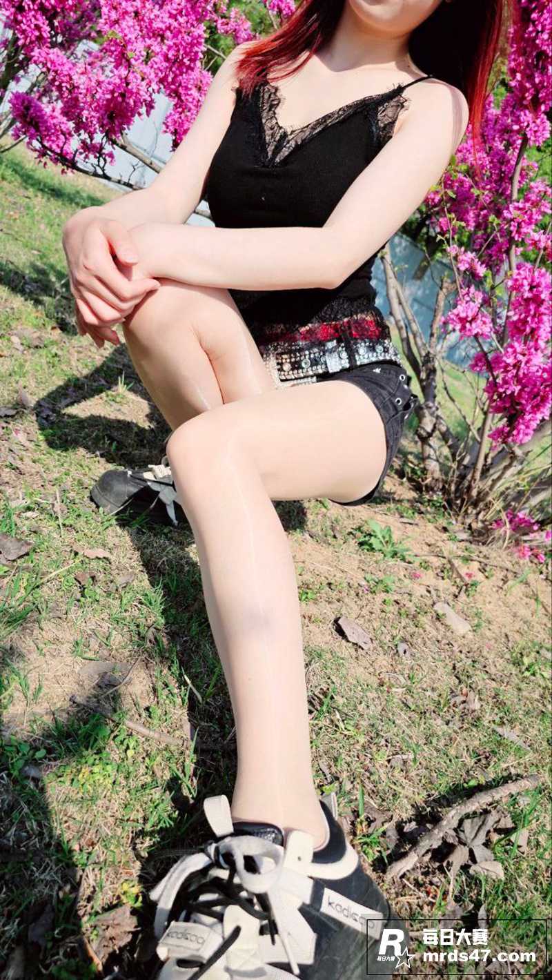 原创兄妹乱伦 户外公相关图片2
