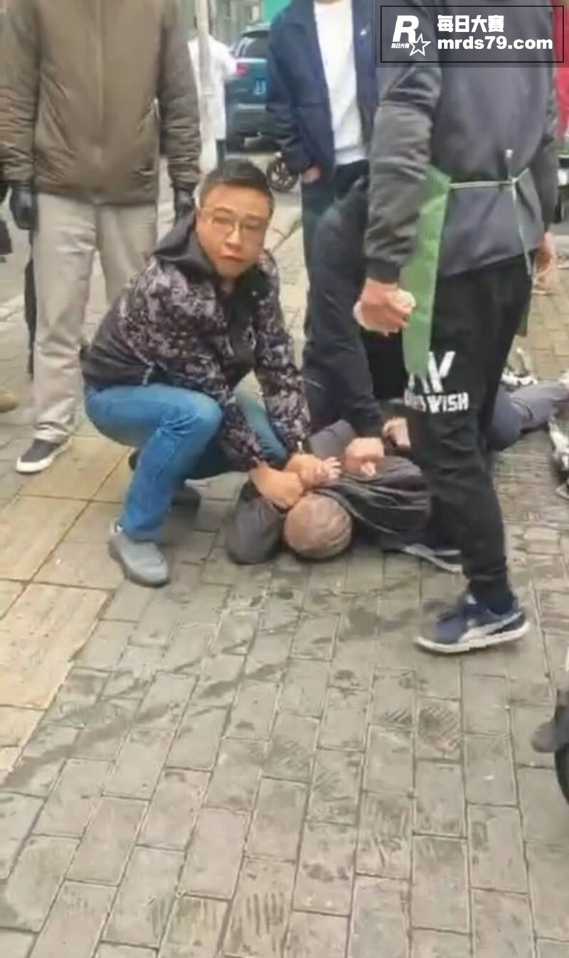 武汉青松路持刀捅人事相关图片7 武汉青松路持刀捅人事相关图片7