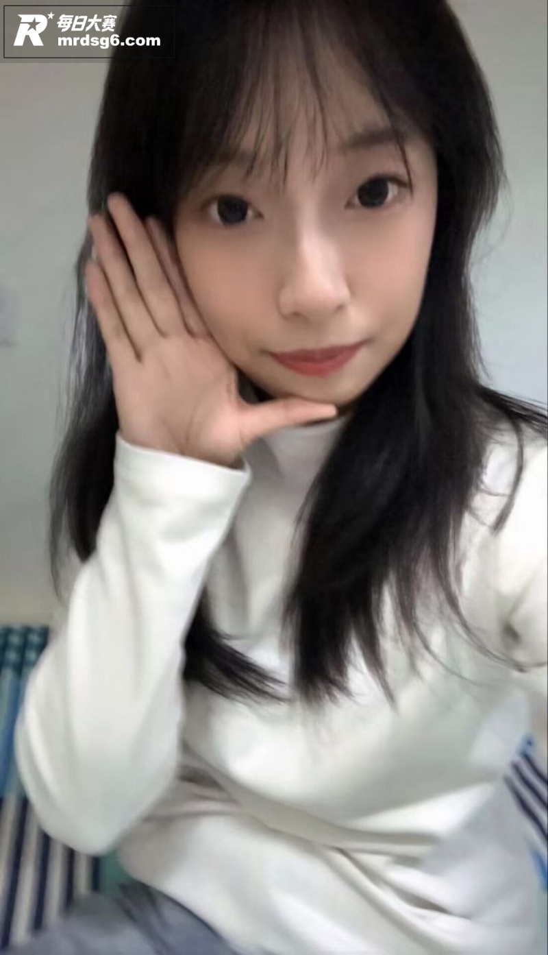 湖南极品巨乳眼镜妹 相关图片2