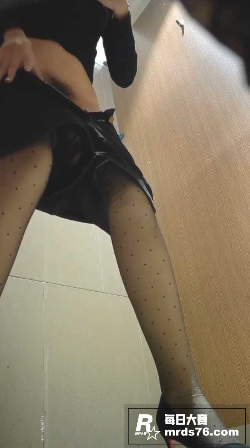 商场女厕全景偷拍 一相关图片6