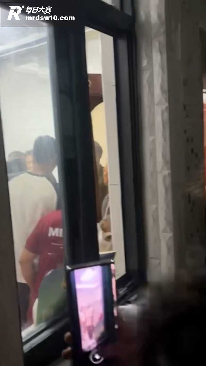 潮汕抓奸现场 淫妇与相关图片1