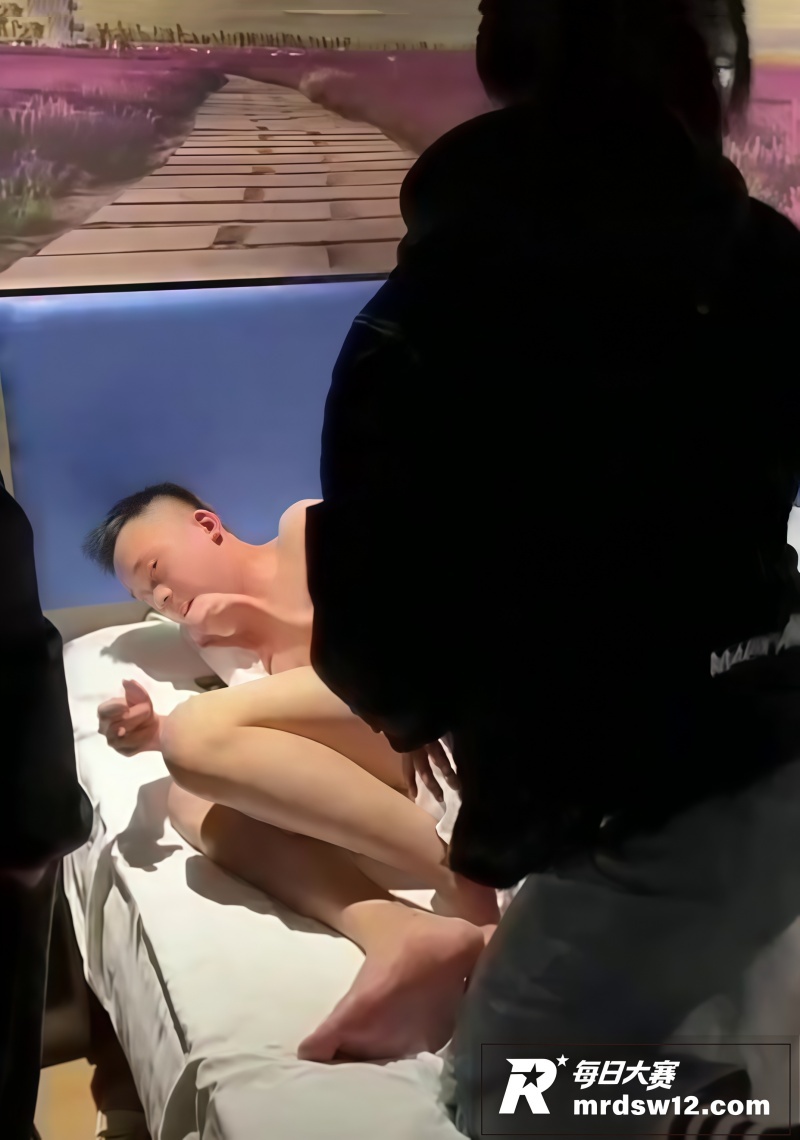 每日一抓！红内裤老哥相关图片1