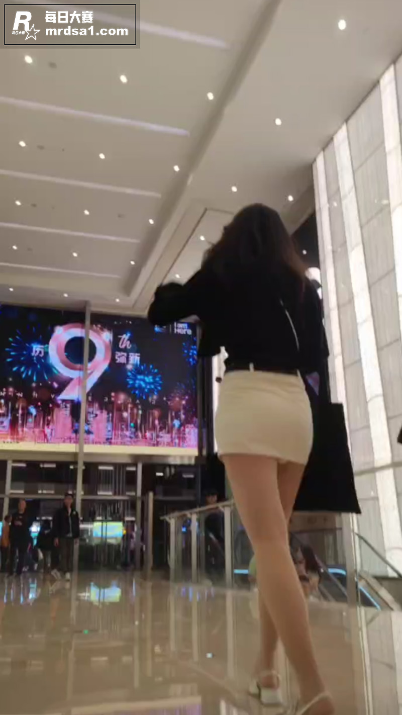 第一视角街头偷拍高颜相关图片1