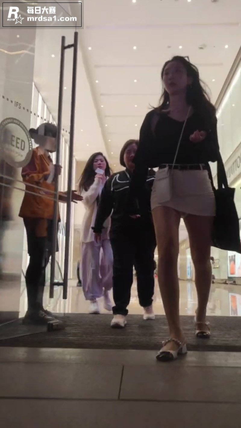 第一视角街头偷拍高颜相关图片2