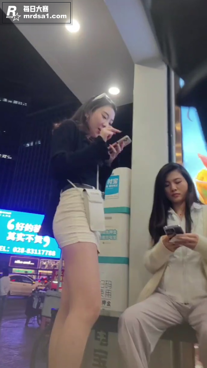 第一视角街头偷拍高颜相关图片5