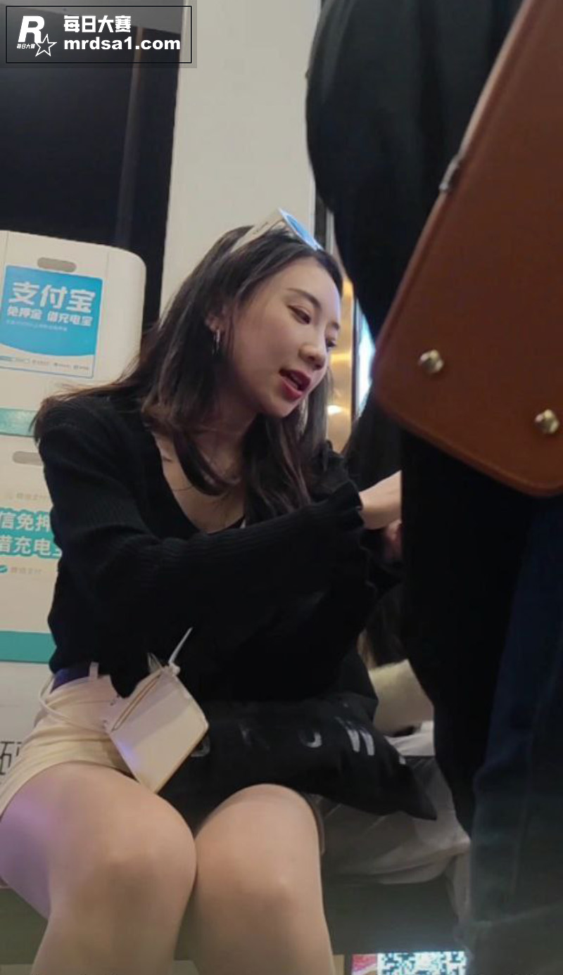 第一视角街头偷拍高颜相关图片8