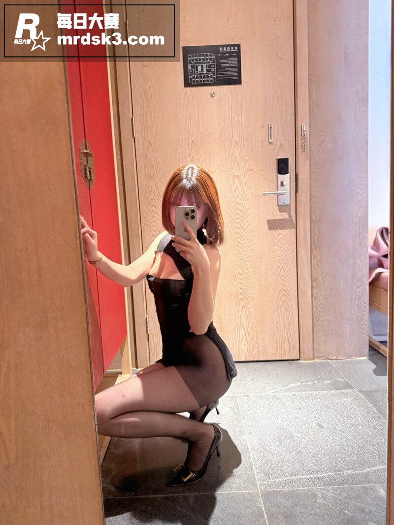 高颜熟女富婆包养小狼相关图片12