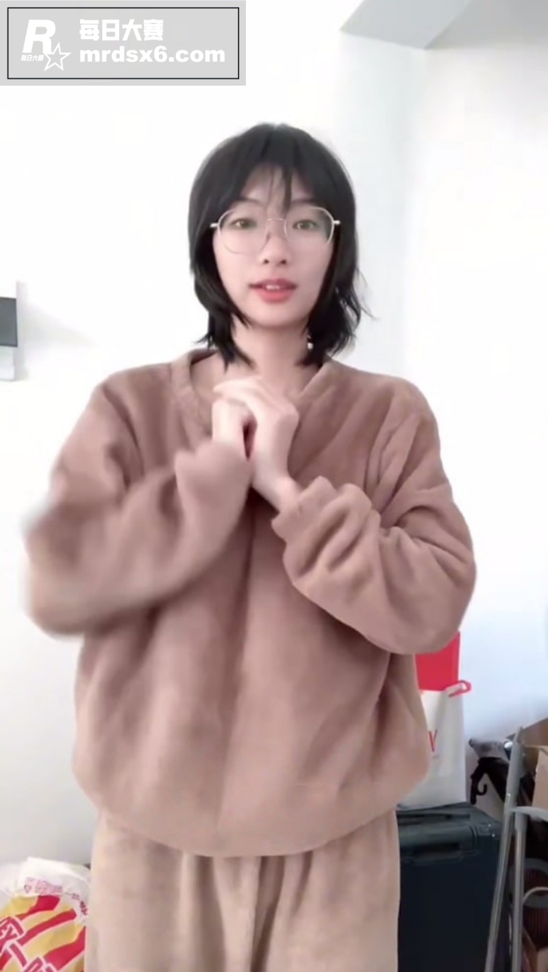极品反差眼镜娘福利姬相关图片1