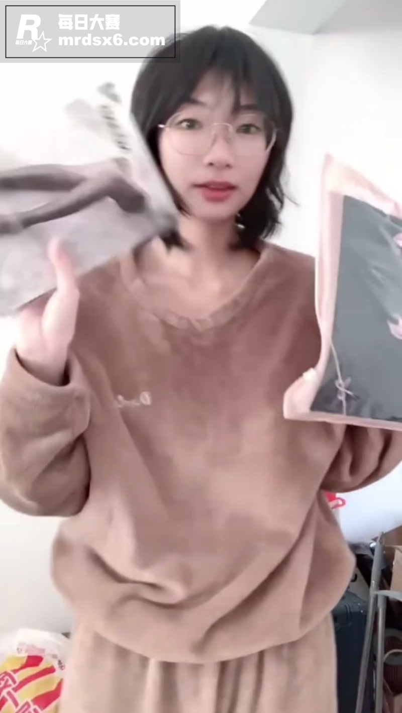 极品反差眼镜娘福利姬相关图片2