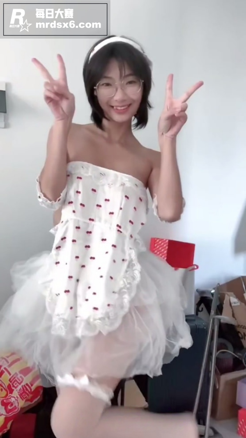 极品反差眼镜娘福利姬相关图片8