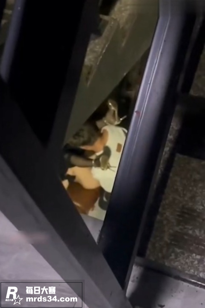 夜店男女消防楼道激情相关图片6