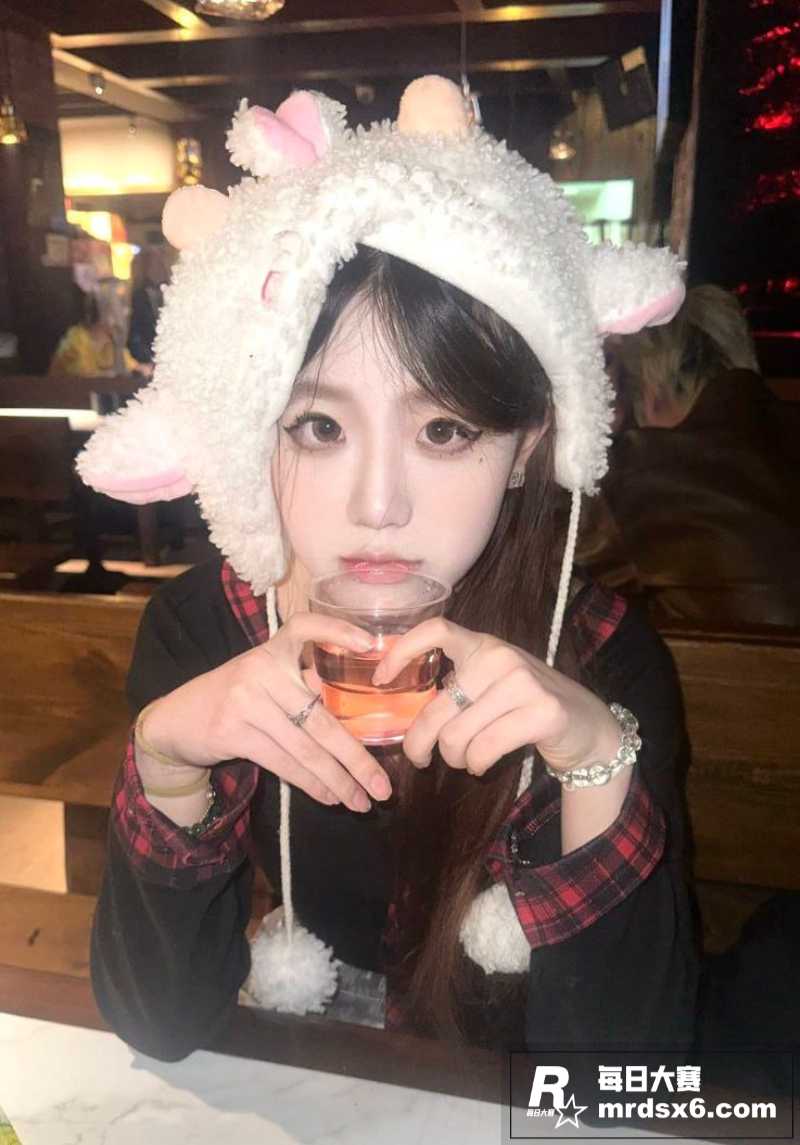 推特高颜值在读女大 相关图片7