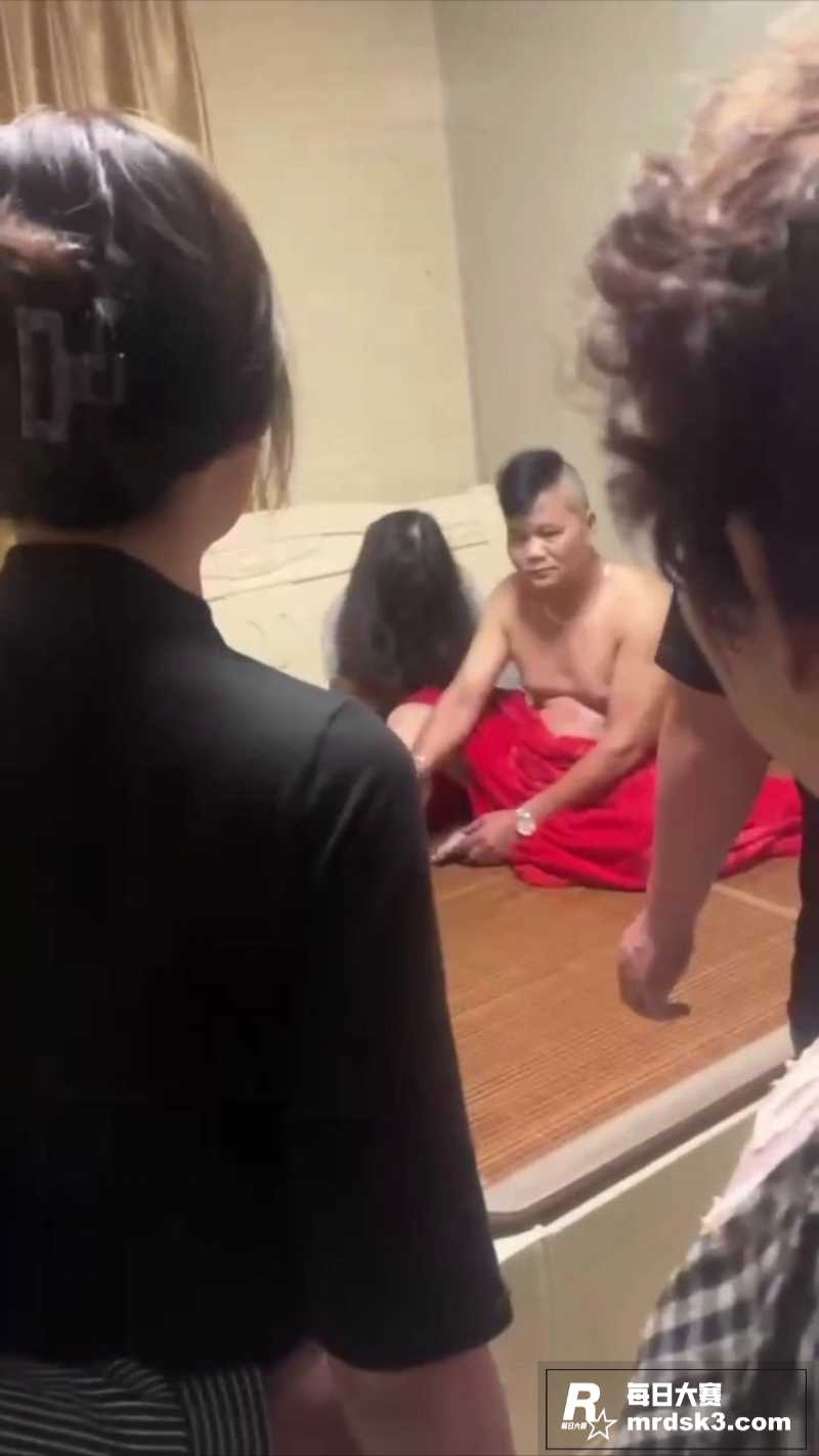 欲望公公与淫荡儿媳偷相关图片2