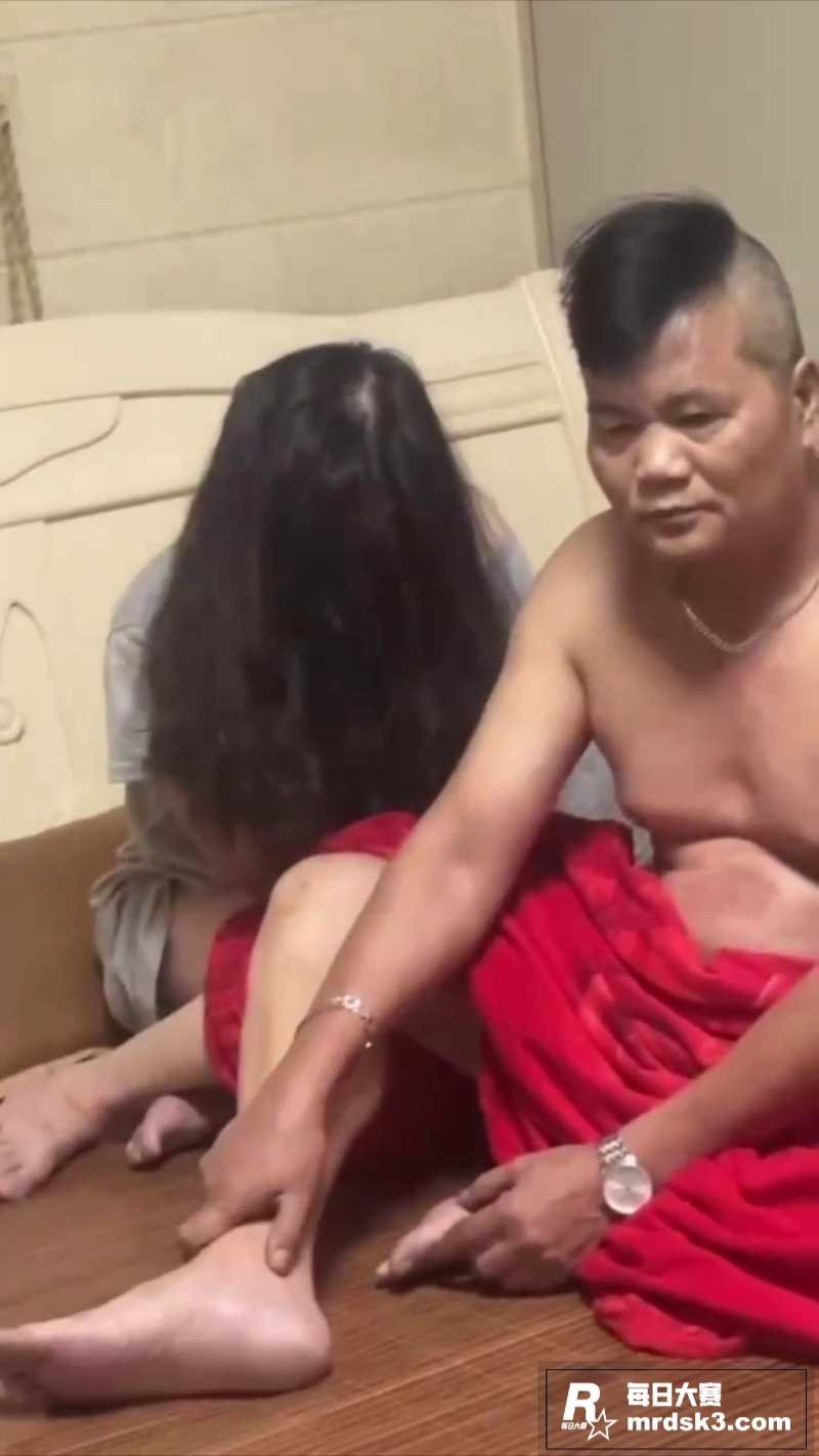 欲望公公与淫荡儿媳偷相关图片3