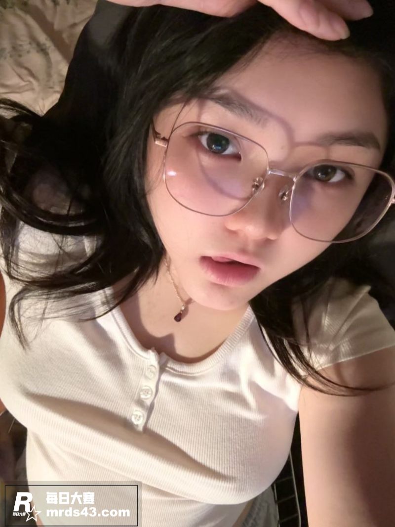 完美身材眼镜反差嫩妹相关图片1
