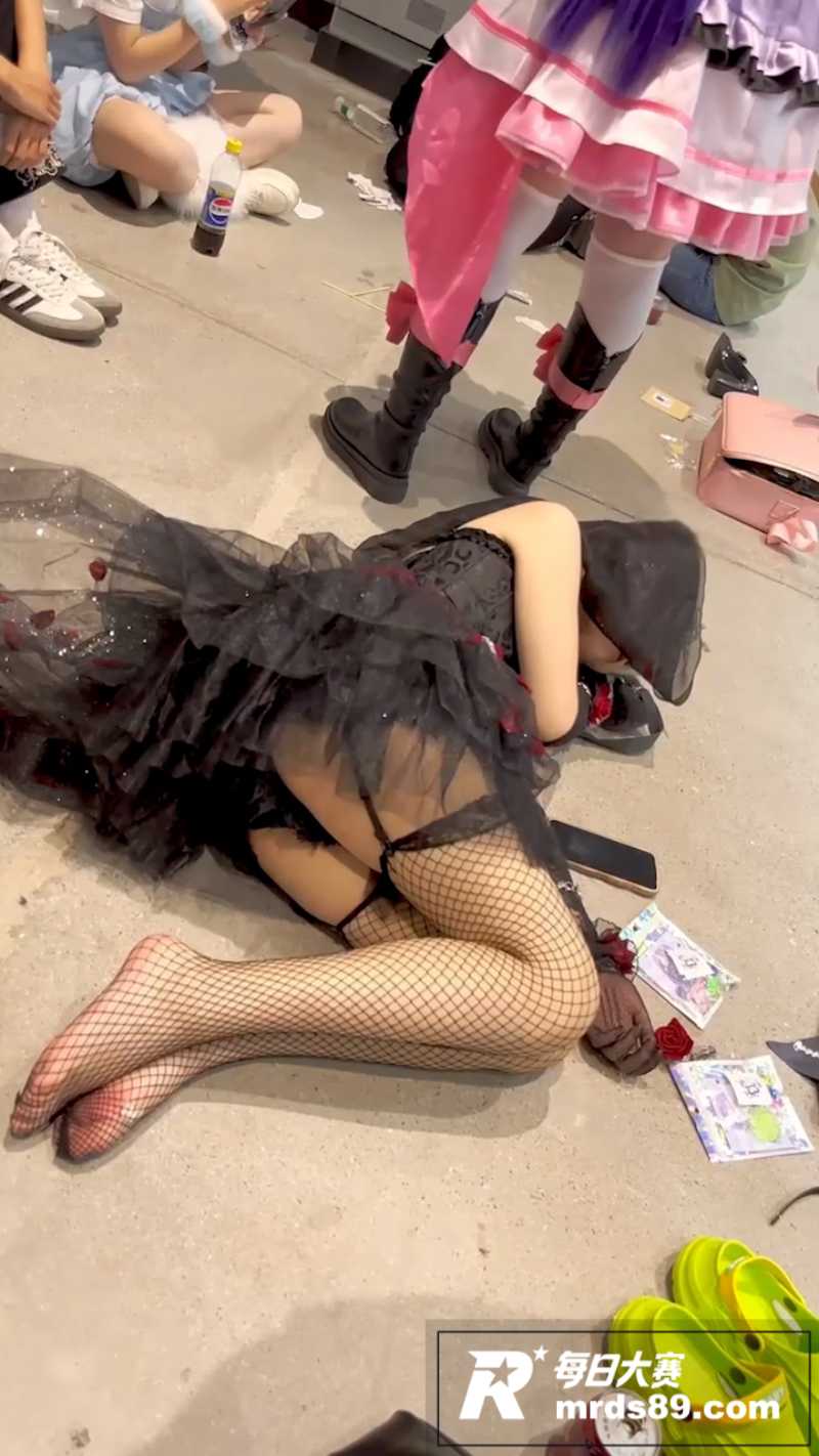 偷拍大神KFC漫展抄相关图片1