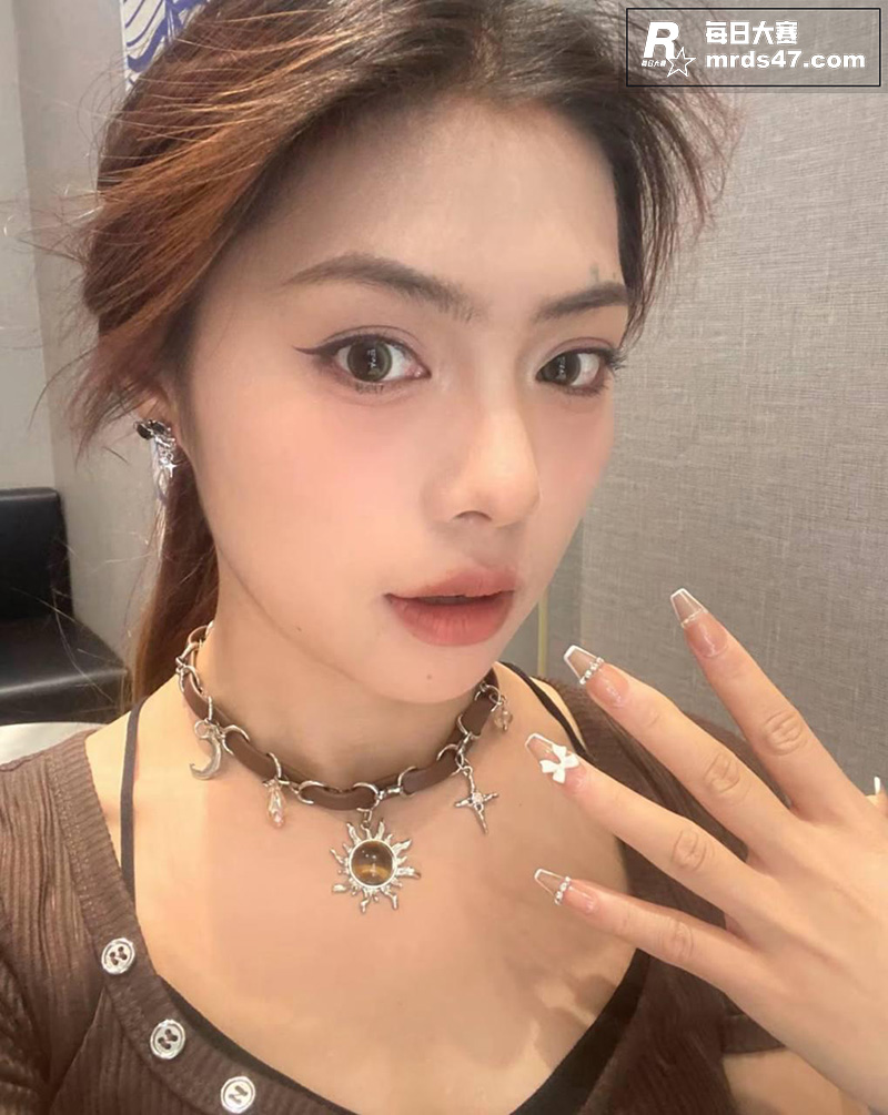 抖音高颜值嫩妹 铁锤相关图片2
