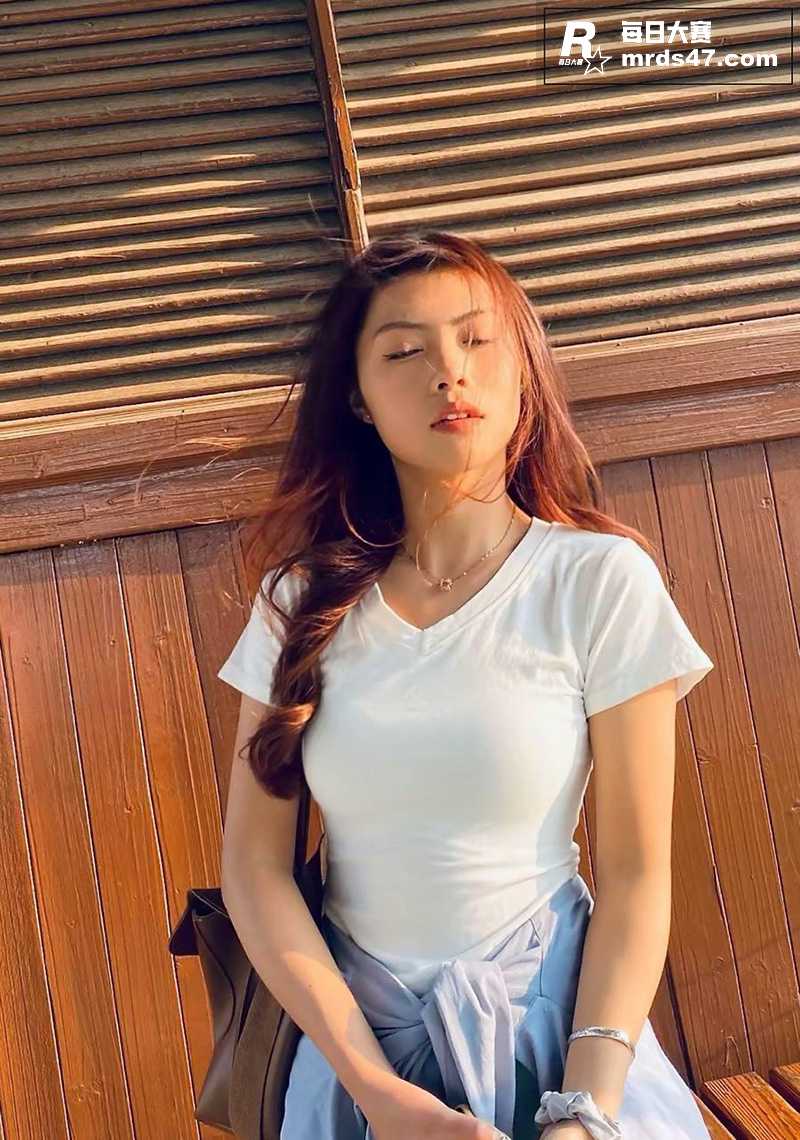抖音高颜值嫩妹 铁锤相关图片5