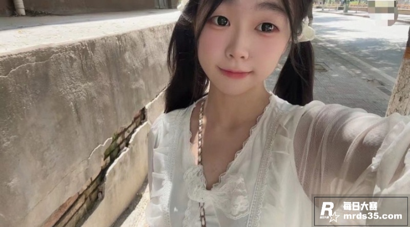 极品大二反差学生妹 相关图片2