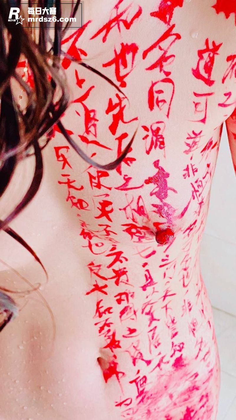 在反差女友的裸体上练相关图片3