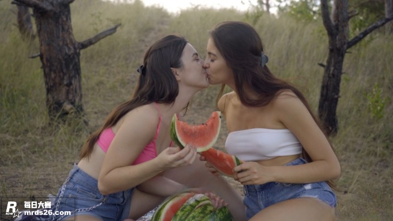欧美女同唯美情欲大片相关图片3