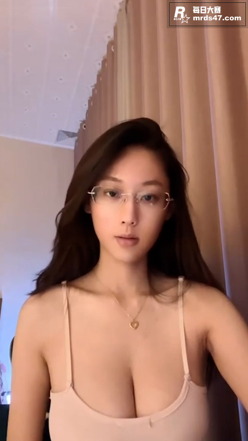 抖音高颜值巨乳御姐 相关图片4