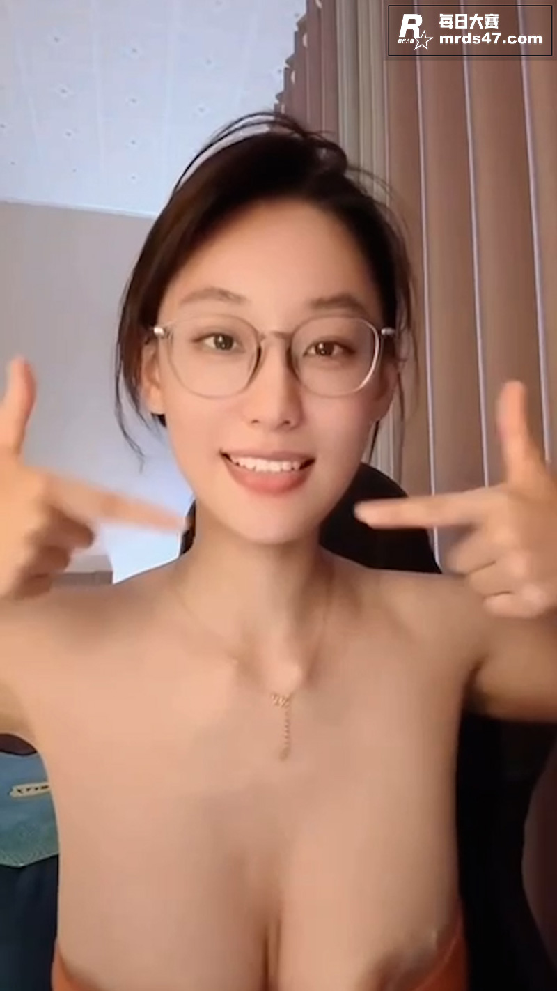 抖音高颜值巨乳御姐 相关图片7