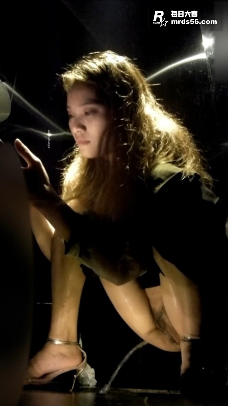 精选厕所偷拍 完美镜相关图片10