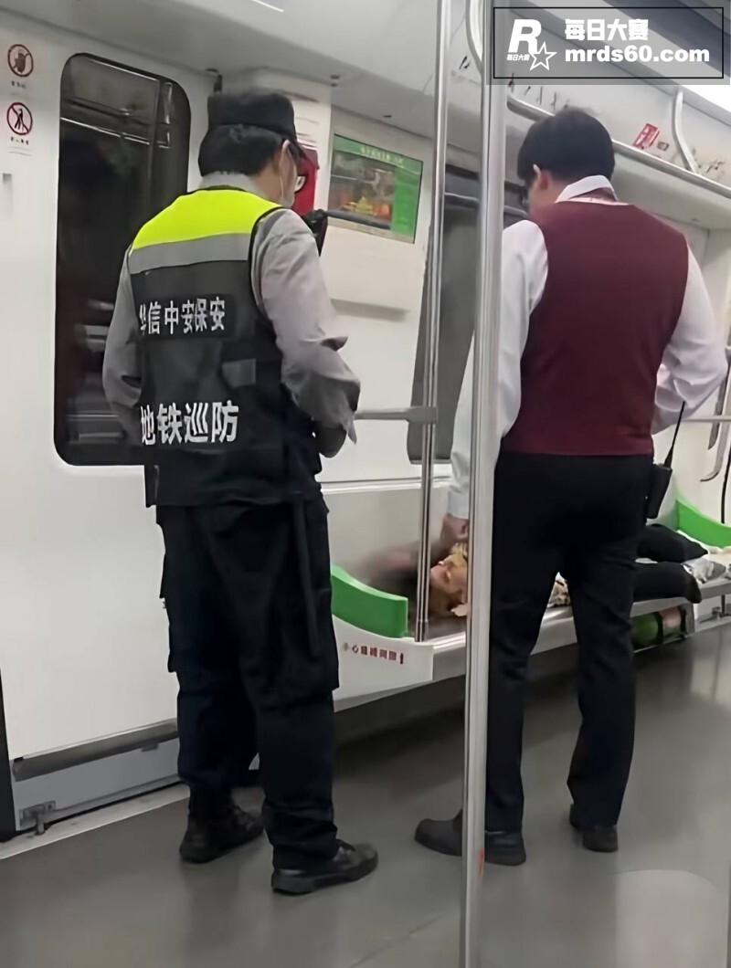 南宁地铁惊现飞机哥 相关图片2
