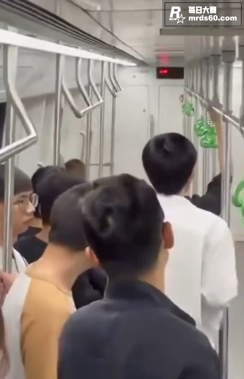 南宁地铁惊现飞机哥 相关图片3
