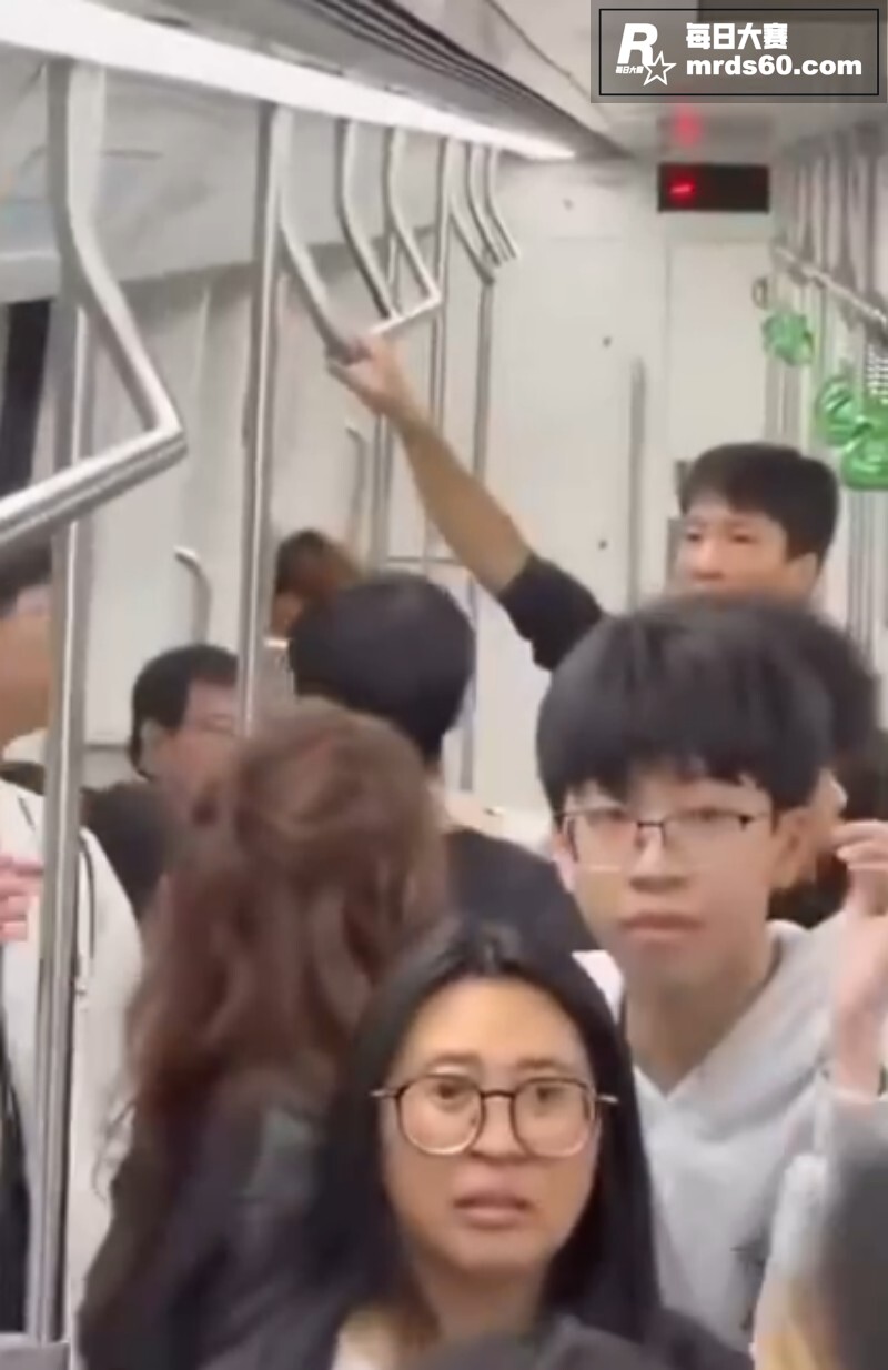 南宁地铁惊现飞机哥 相关图片4
