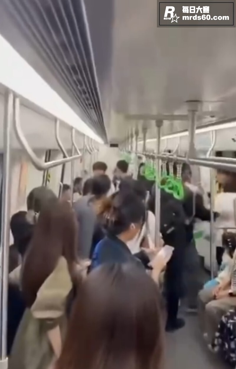 南宁地铁惊现飞机哥 相关图片5