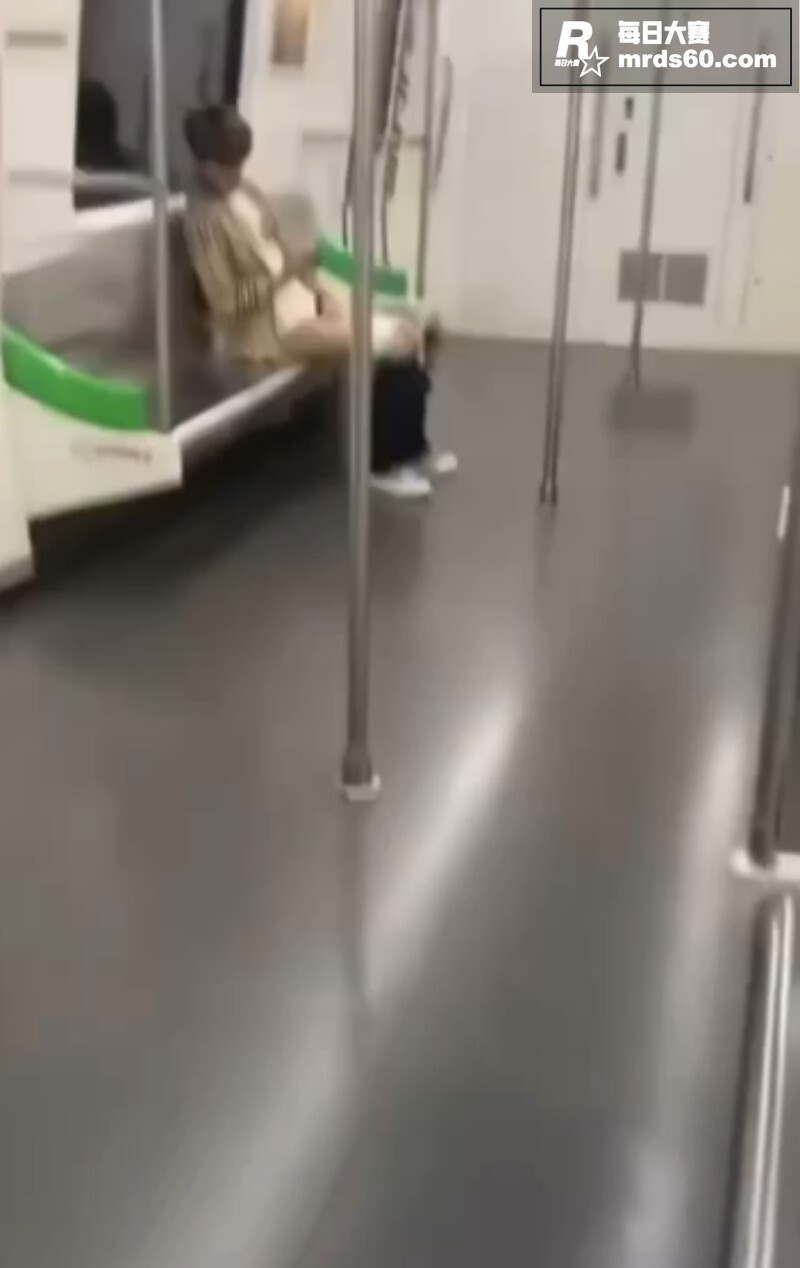 南宁地铁惊现飞机哥 相关图片6