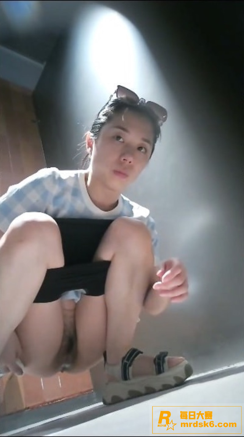 商场女厕偷拍极品美女相关图片5