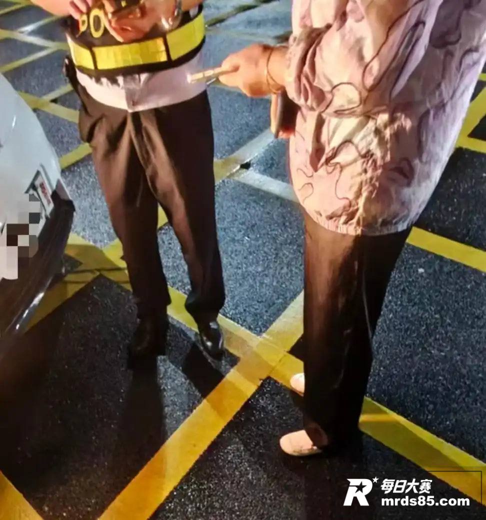 海底捞保洁藏顾客手机相关图片7