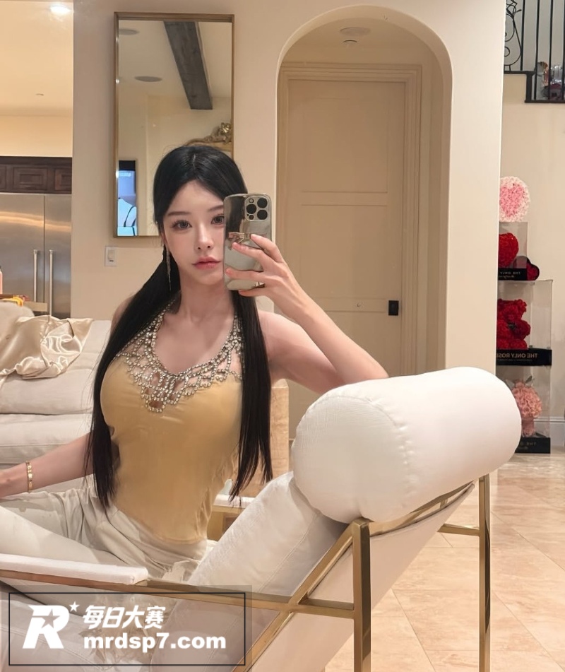 极品高颜值巨乳模特 相关图片13