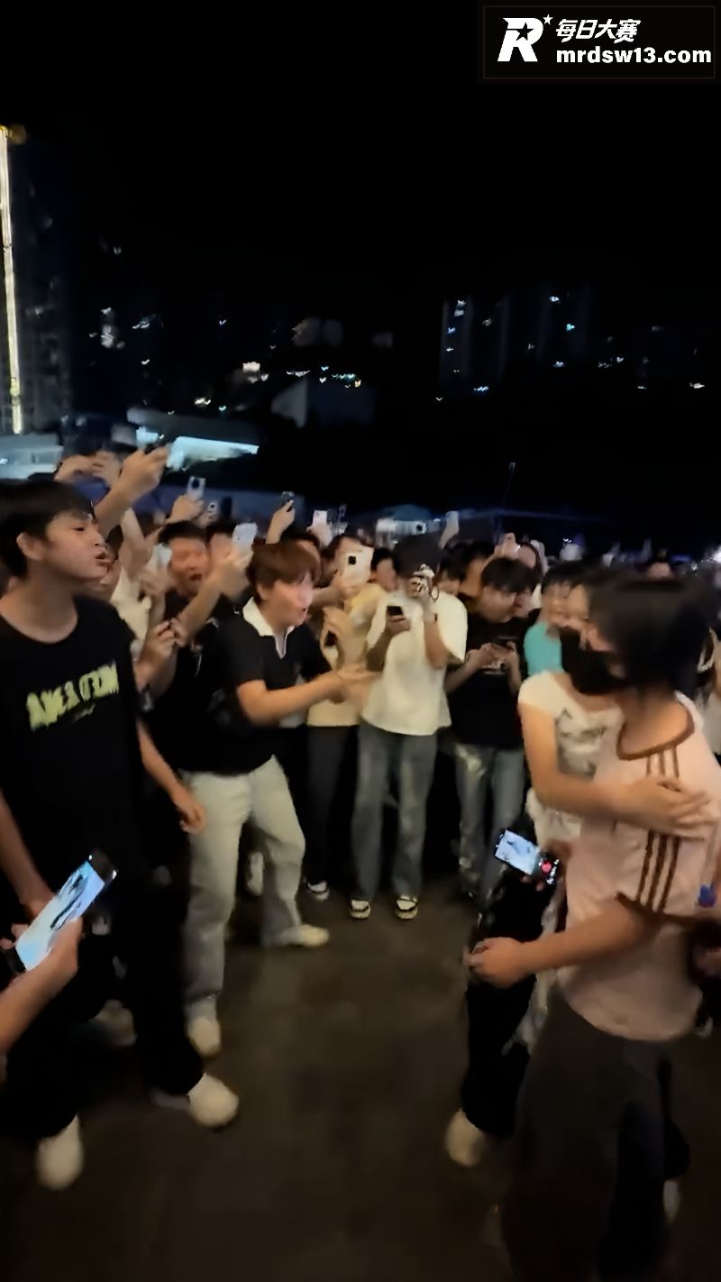 重庆时代峰峻楼下大乱相关图片4