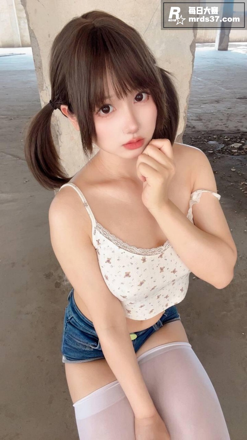 双马尾魔鬼身材嫩模 相关图片3
